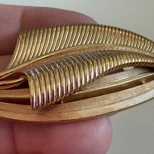 VINTAGE CROWN TRIFARI GOLD TONE LARGE FIGURAL LEAF DESIGN BROOCH PIN AS IS
