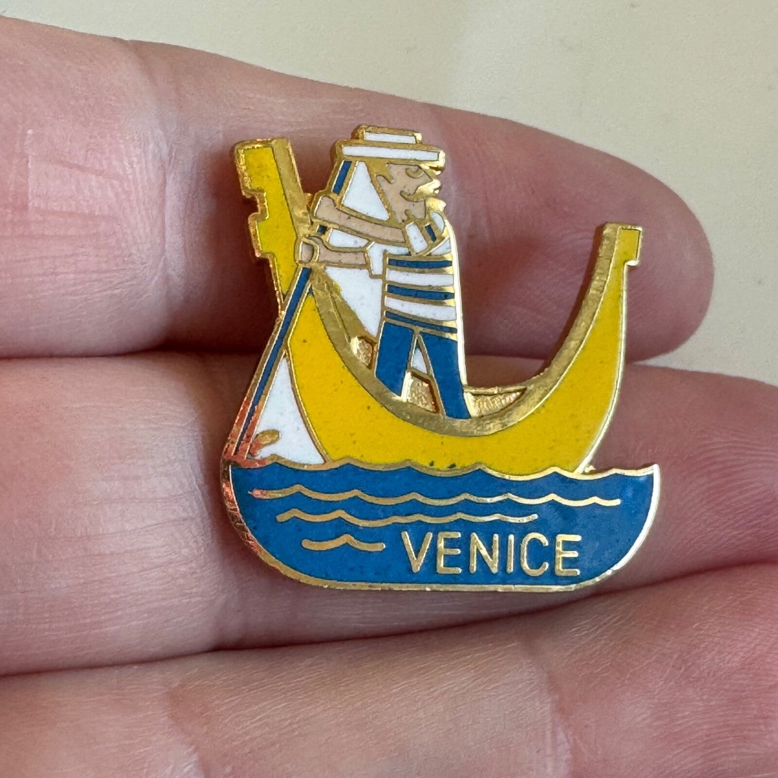 Venezia Venice Gondolier Gondola Souvenir Tourist Lapel Pin Yellow Blue