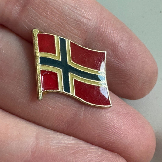 Vintage Norwegian Flag Lapel Pin – Red, White & Blue Enamel Souvenir Tourist