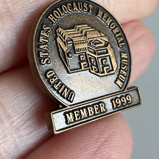 United States Holocaust Memorial Museum 1999 Member Pin – Bronze Finish