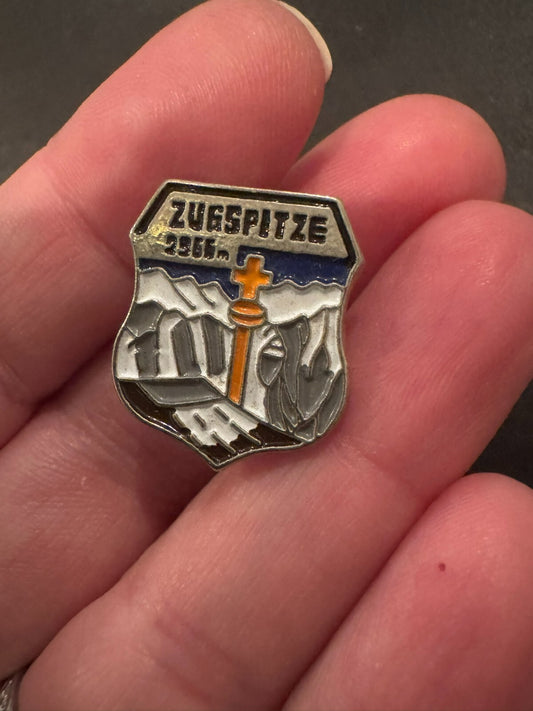 Zugspitze 2,955 Meters Vintage Shield Crest Lapel Pin Skiing Travel Souvenir