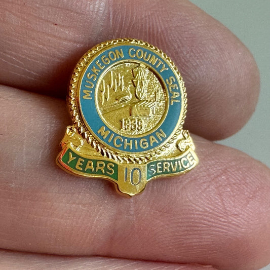 Vintage Muskegon County Seal Michigan 10 Years of Service Lapel Pin Tie Tack