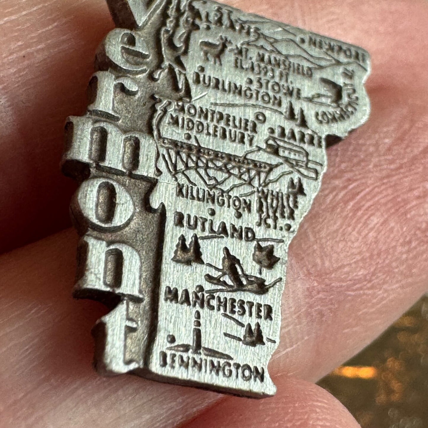 Vintage Vermont Pewter State Map Lapel Pin Souvenir Tourist Eastern Illustrating