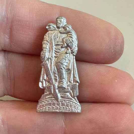 Vintage Soviet War Memorial Treptower Park Berlin East Germany Soldier Pin Badge