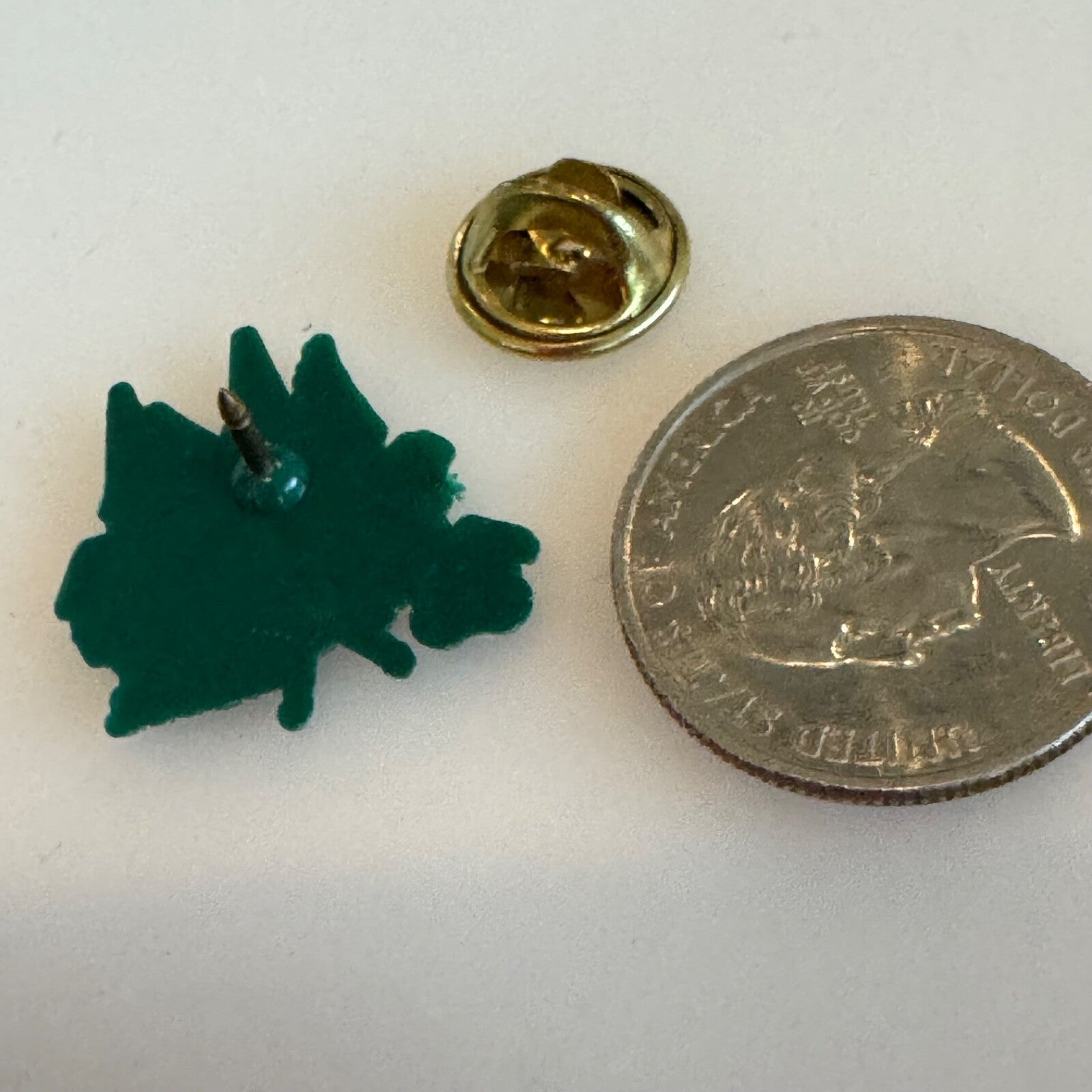 1985 Kentucky Derby Festival Plastic Lapel Pin Pegasus Green