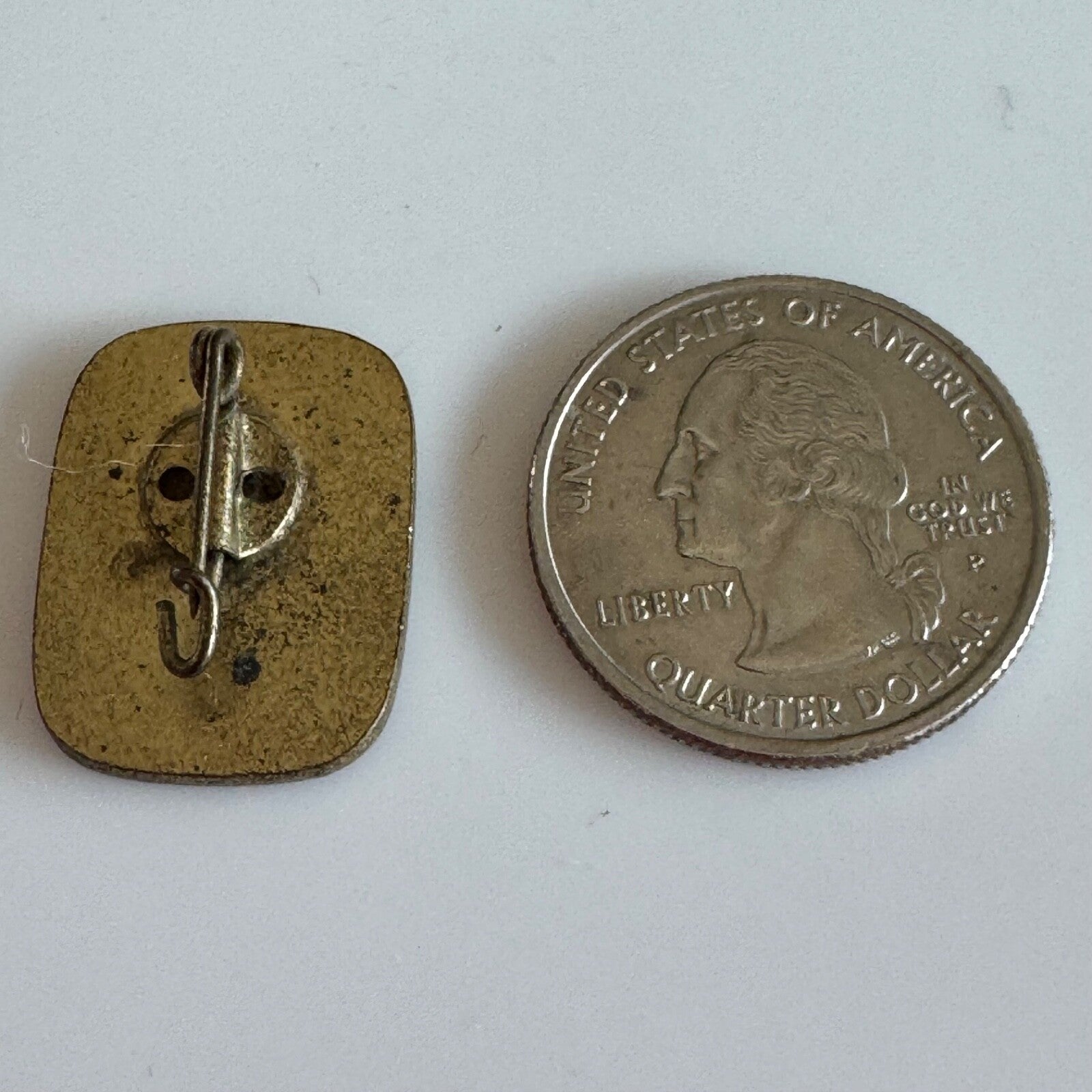 Vtg ABZEICHEN FÜR NÜTZLICHE TATEN Badge for Useful Deeds DDR Communist Pin