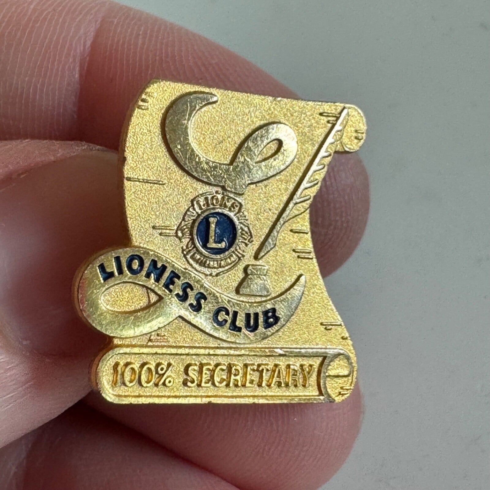 LIONS INTERNATIONAL PIN 100% SECRETARY LIONESS CLUB GOLD TONE