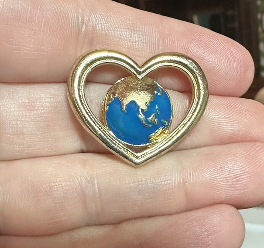 Avon World Globe In A Gold Color Metal Heart Brooch Lapel Hat Jacket Pin