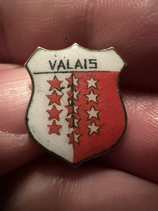 VALAIS Skiing Ski Pin Badge Schweiz SWITZERLAND Souvenir Travel Lapel
