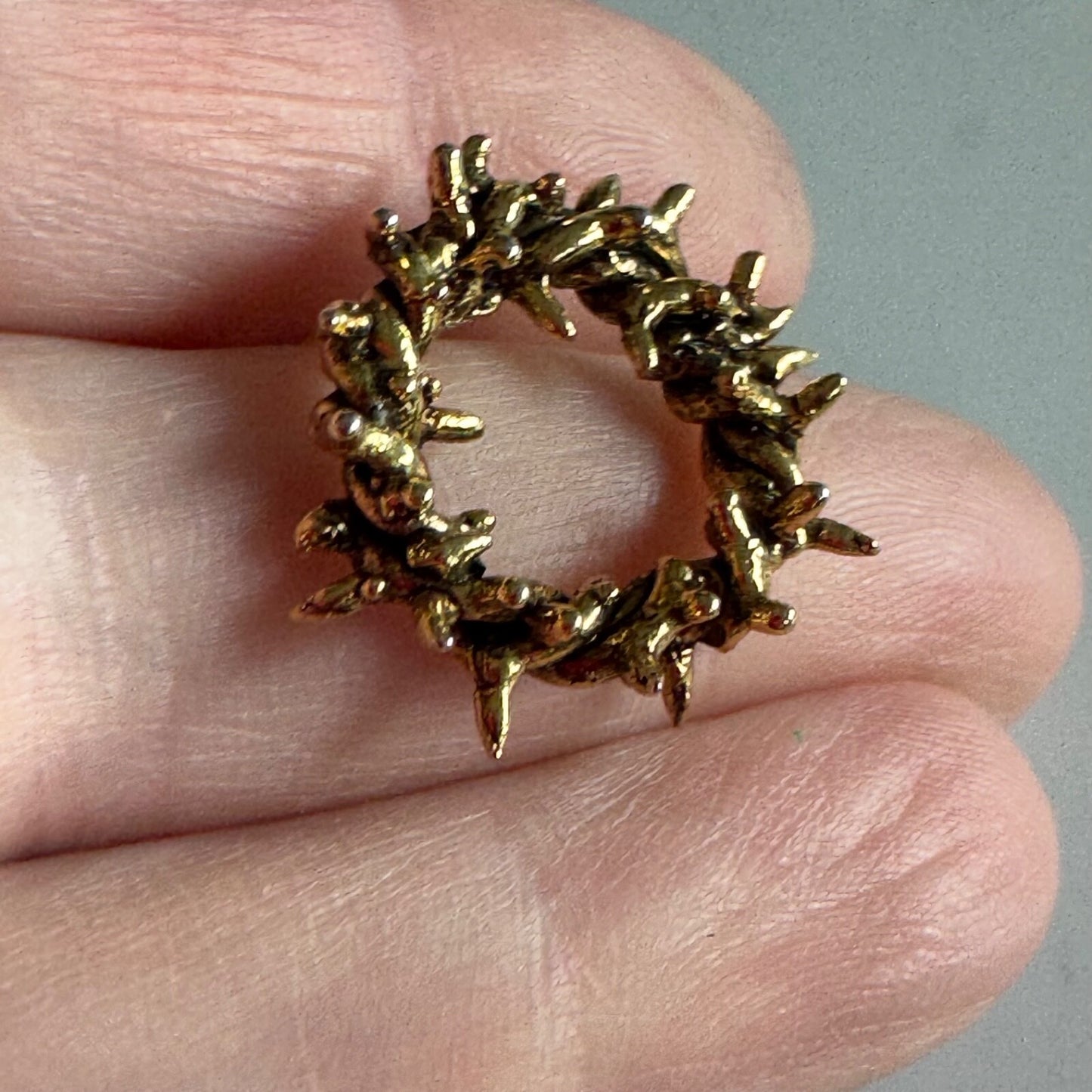 Vintage Crown of Thorns Pin – Symbolic Wreath Emblem Jesus Gold Tone
