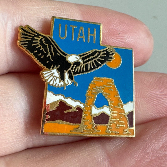 Vtg Utah State Lapel Pin – Eagle & Arches National Park Scenic Souvenir Enamel