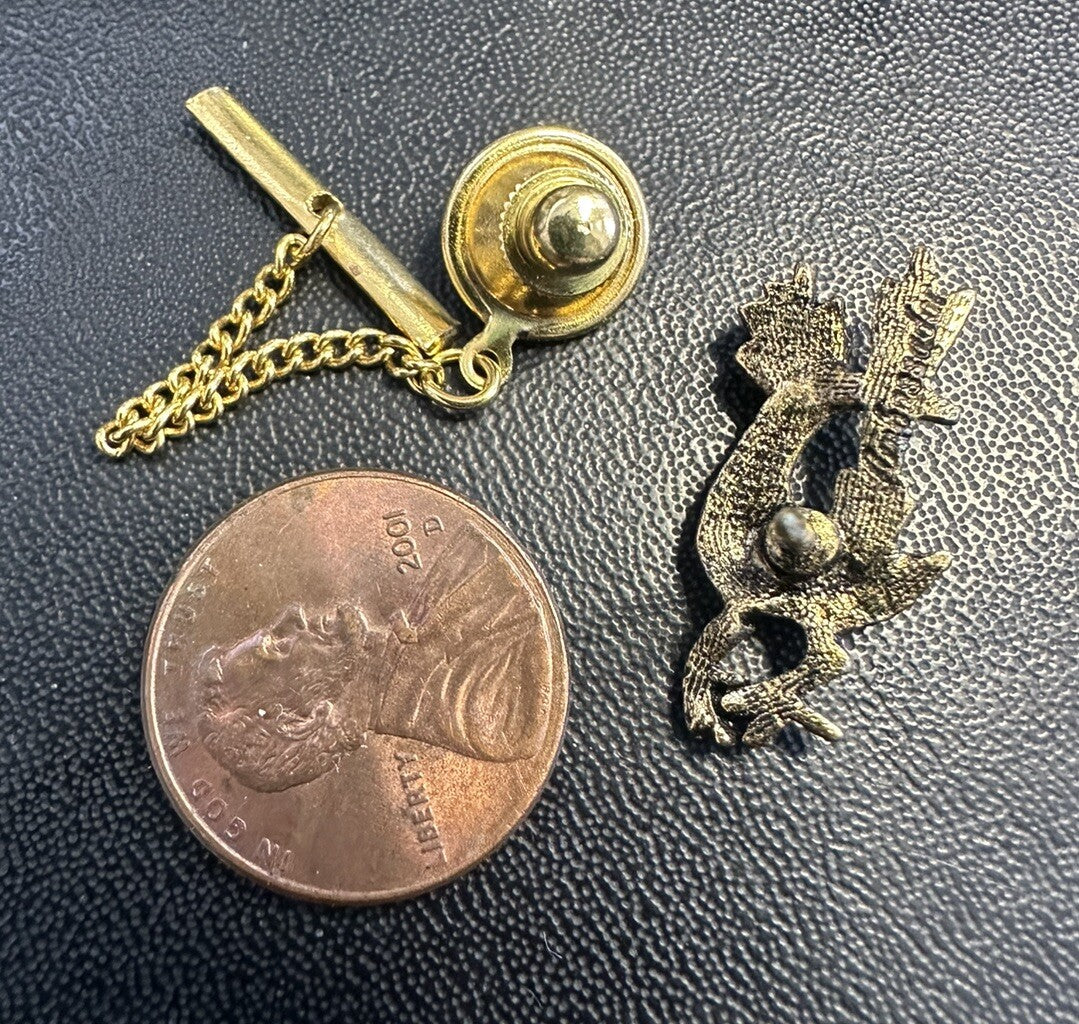 VTG. AMBASSADOR GREEN CABOCHON TEXTURED GOLD TONE ROADRUNNER BIRD TIE TAC PIN