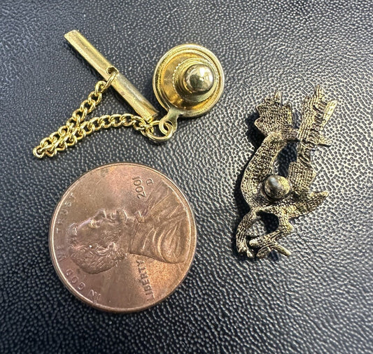 VTG. AMBASSADOR GREEN CABOCHON TEXTURED GOLD TONE ROADRUNNER BIRD TIE TAC PIN