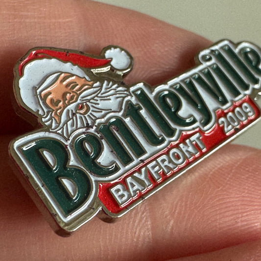 2009 Bentleyville Bayfront Lapel Pin Duluth Minnesota Christmas Santa