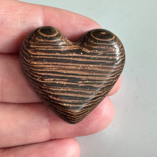 Wooden Grain Heart Brooch – Rustic Decorative Mini Heart Pin