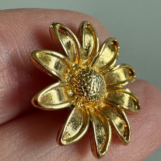 Vintage Golden Daisy Pin – Cheerful Petaled Bloom Design
