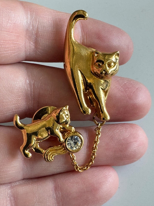 VINTAGE AVON GOLDTONE RHINESTONE BALL KITTEN & MOTHER CAT LAPEL PIN BROOCH CHAIN