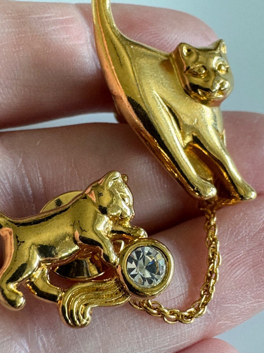 VINTAGE AVON GOLDTONE RHINESTONE BALL KITTEN & MOTHER CAT LAPEL PIN BROOCH CHAIN