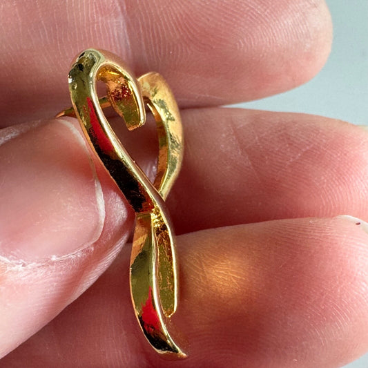 Gold Heart Infinity Brooch – Symbolic Love Lapel Pin