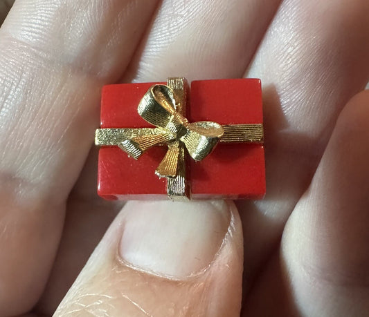 VTG Avon Lucite Red Gift Box Gold Tone Ribbon Bow Lapel Pin Christmas Present