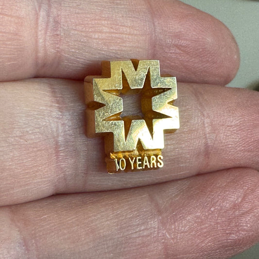 Vintage Met Life Logo Lapel Pin Employee Service Pin 10 Years Gold Tone Tie Tack
