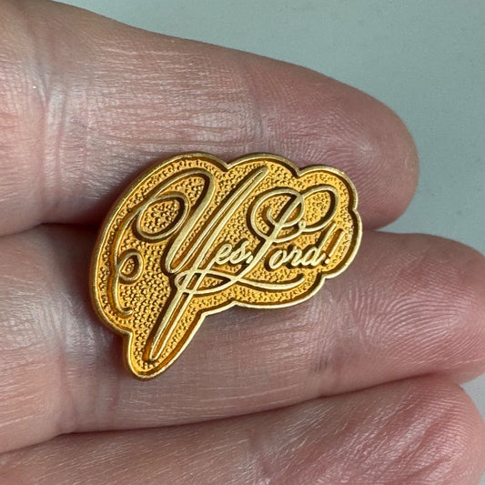 "Yes, Lord!" Gold Tone Faith Pin – Ornate Script Christian Brooch