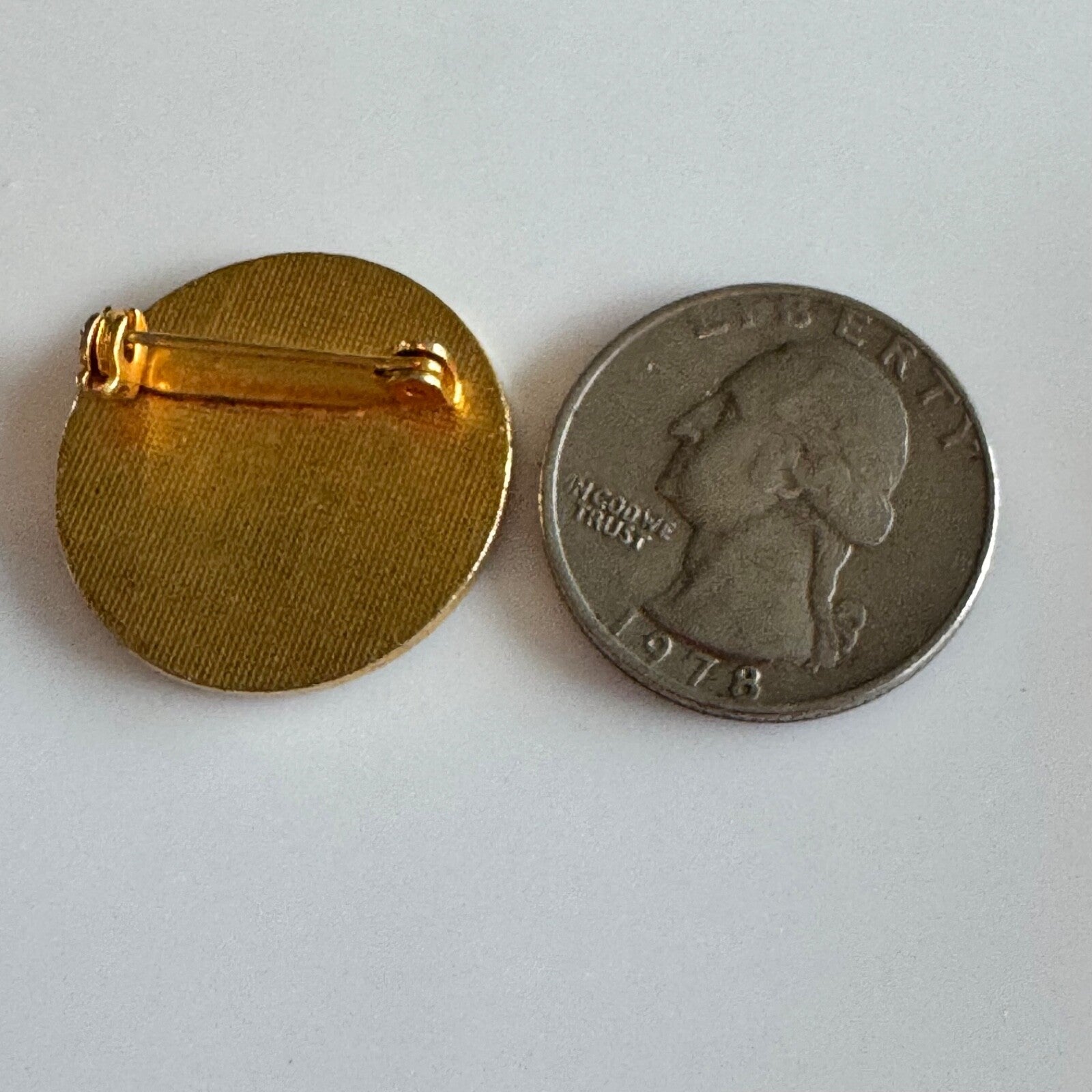 Vintage Indianapolis Shell Club Pin – Enamel Conch Collector Circle Badge RARE