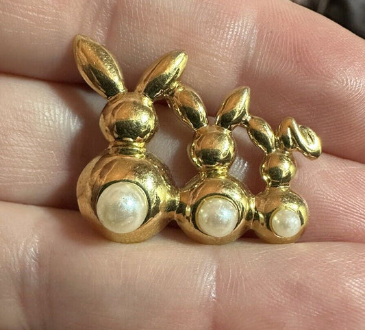 Vintage Gold Tone Faux Pearl 3 Little Bunnies Rabbit Bunny Easter Lapel Pin