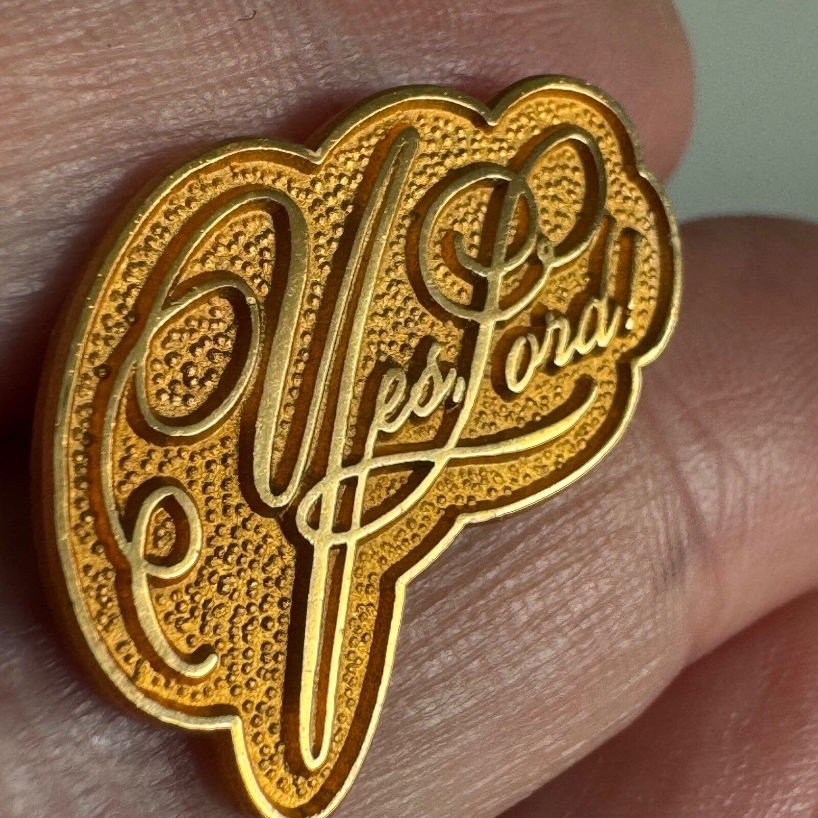 "Yes, Lord!" Gold Tone Faith Pin – Ornate Script Christian Brooch