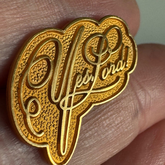 "Yes, Lord!" Gold Tone Faith Pin – Ornate Script Christian Brooch