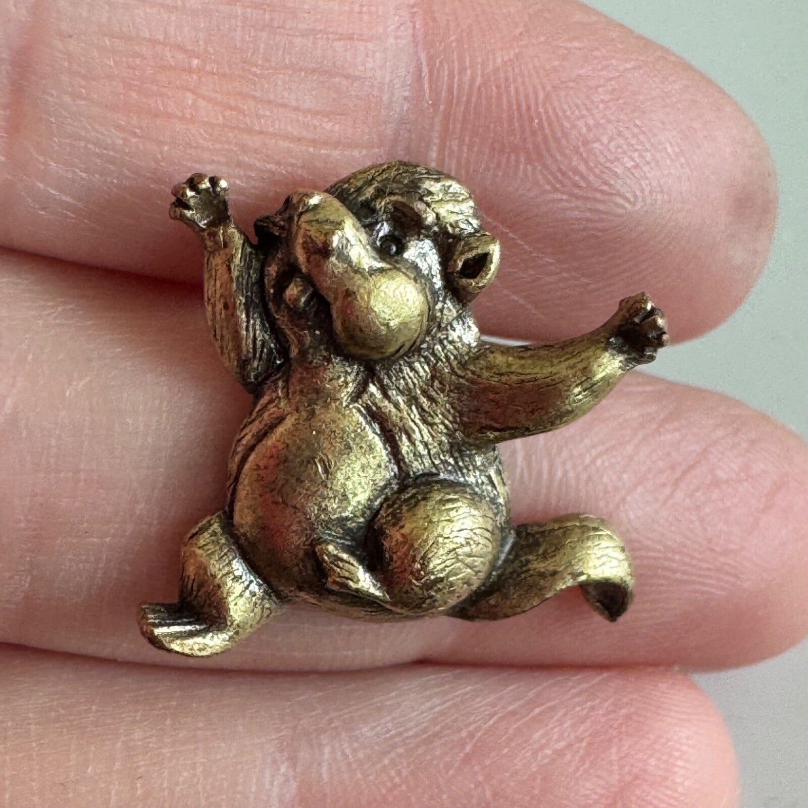 Vintage Woodchuck Lapel Pin Tie Tack – Antiqued Gold Tone Animal Groundhog