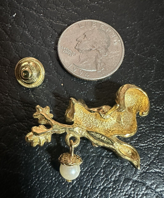 Vintage Avon Squirrel On Branch Dangle Faux Pearl Acorn Gold Tone Brooch Pin
