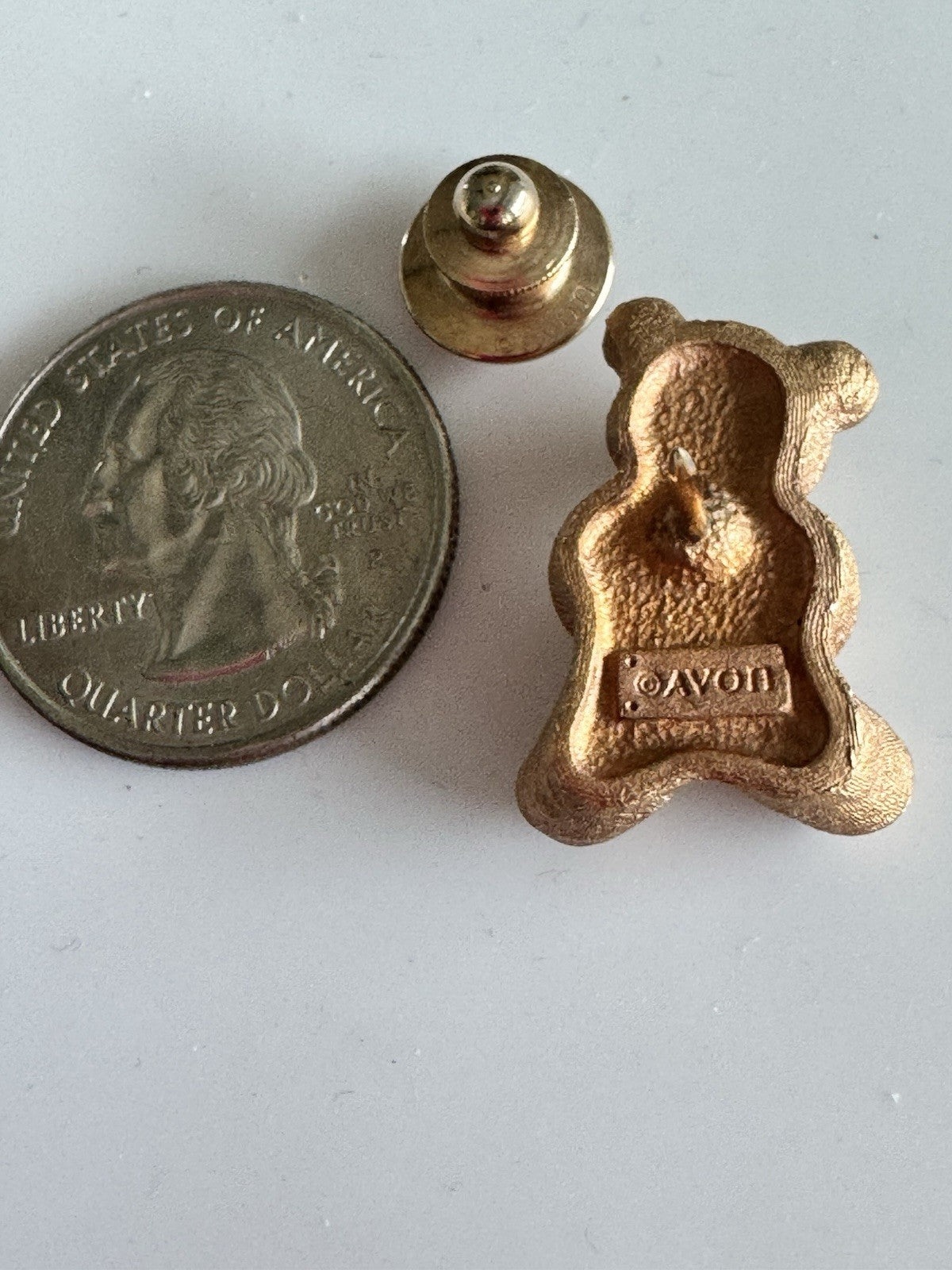 Vintage Avon Birthstone Gold-Tone Bear Pin Tie, Lapel, Hat - Peridot August