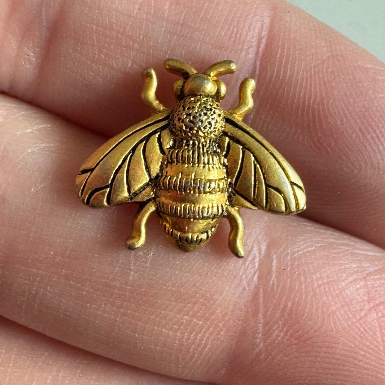 Gold Bee Brooch – Vintage Insect Pin with Detailed Wings