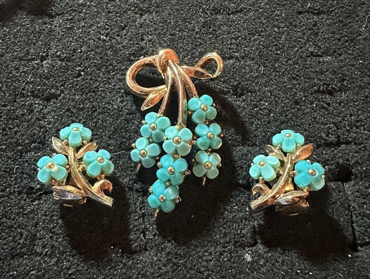 50’S CROWN TRIFARI TURQUOISE LUCITE ‘FORGET ME NOT’ FLOWER EARRINGS AND PENDANT