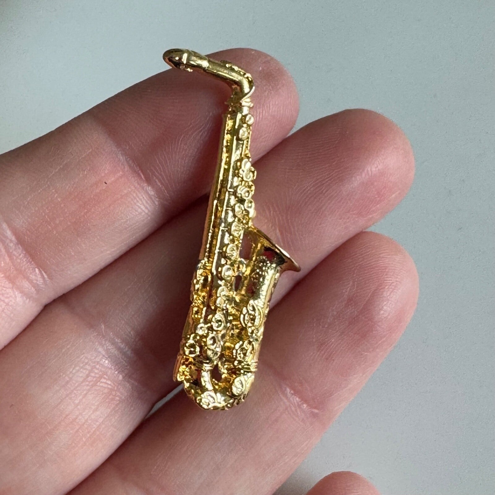 Vintage Gold Saxophone Brooch – Musician or Jazz-Themed Jewelry Pin