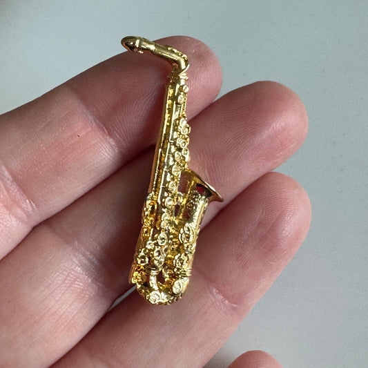 Vintage Gold Saxophone Brooch – Musician or Jazz-Themed Jewelry Pin