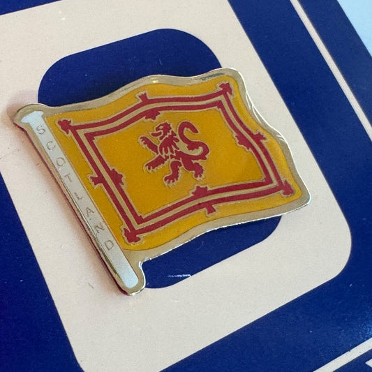 Vintage Scottish Flag Lion Rampant Souvenir Tourist Lapel Pin New on Card