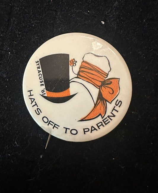 1961 SYRACUSE UNIVERSITY PIN HATS OFF TO PARENTS PINBACK BUTTON