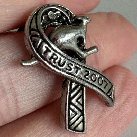 Vintage Outback Steakhouse Trust 2007 Kangaroo Ribbon Pin Australian Souvenir