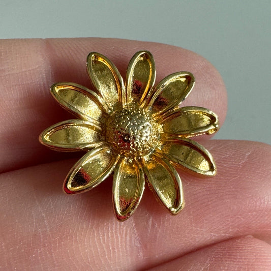 Vintage Golden Daisy Pin – Cheerful Petaled Bloom Design