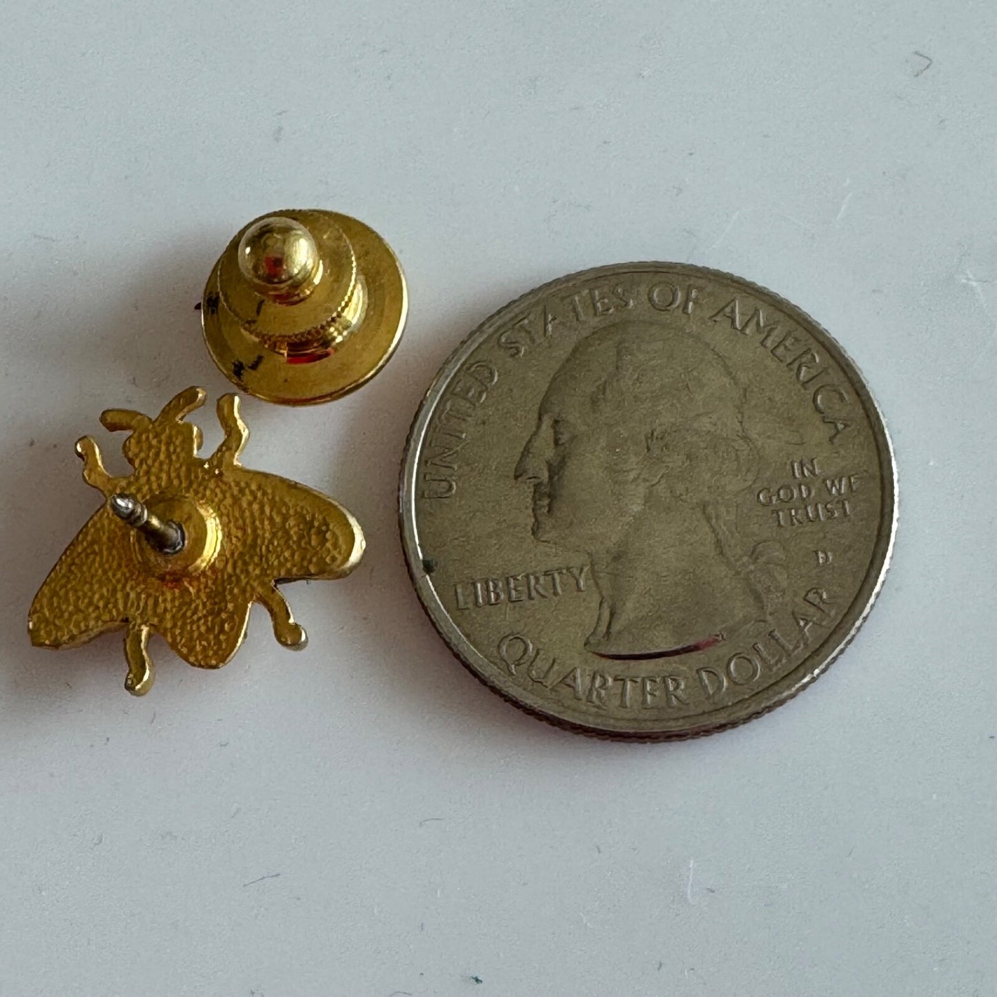 Gold Bee Brooch – Vintage Insect Pin with Detailed Wings