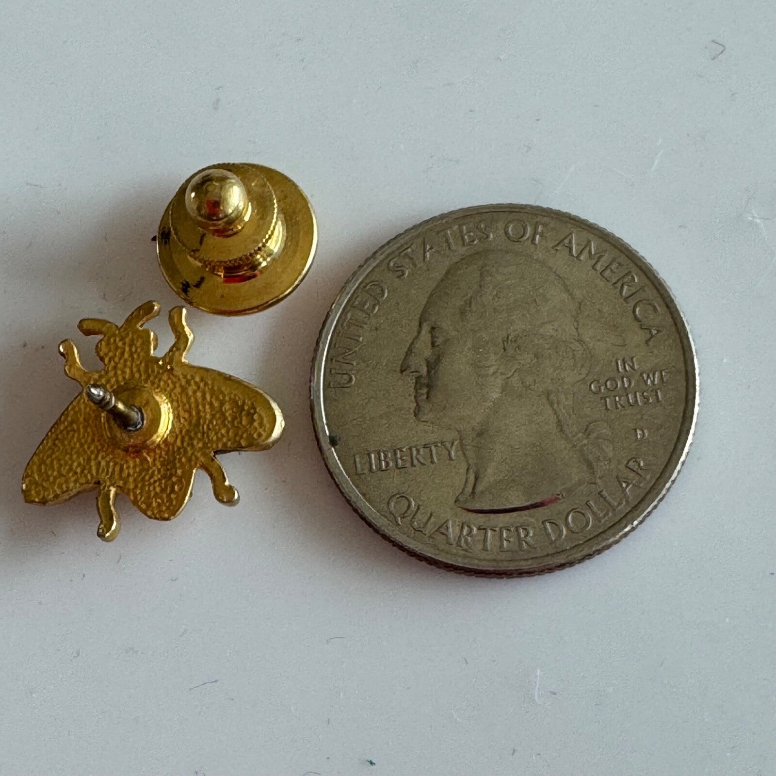 Gold Bee Brooch – Vintage Insect Pin with Detailed Wings