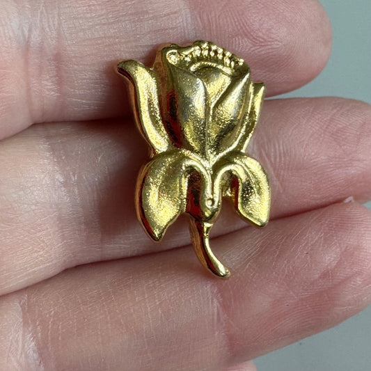 Gold Rose Blossom Pin – Detailed Romantic Floral Badge