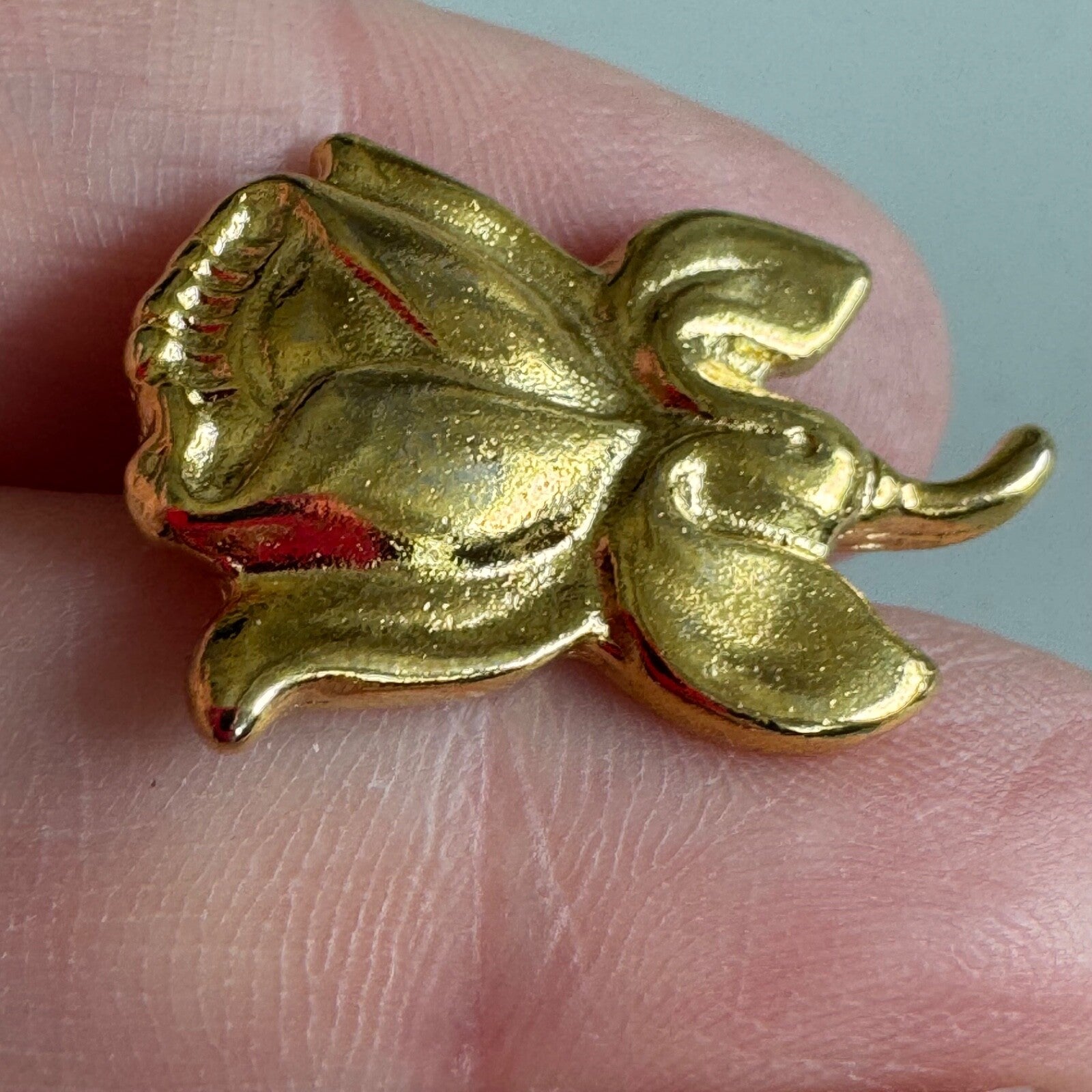 Gold Rose Blossom Pin – Detailed Romantic Floral Badge