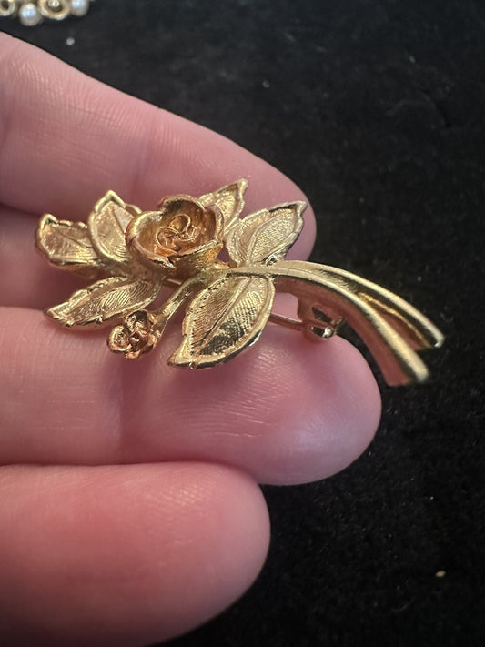 STUNNING VINTAGE SIGNED AVON GOLD TONE ROSE FLOWER 1 1/2" BROOCH PENDANT