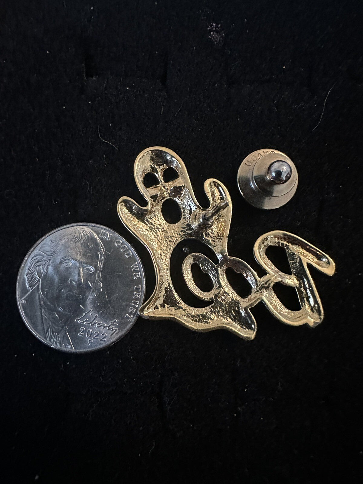 Vtg. 1990 Avon Gleeful Ghost "BOO" Hat Tac Pin Goldtone Halloween Brooch Spooky