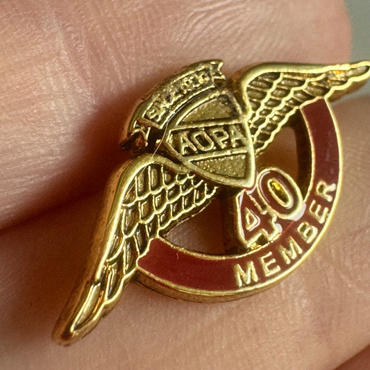 Vtg AOPA 40 Year Member Pilot Wings Gold Red Lapel Pin Aviation Badge Red Enamel