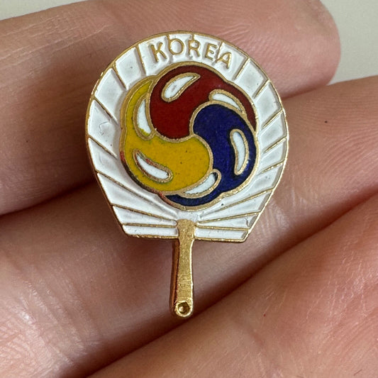 Vintage Korea Fan Souvenir Tourist Lapel Pin 