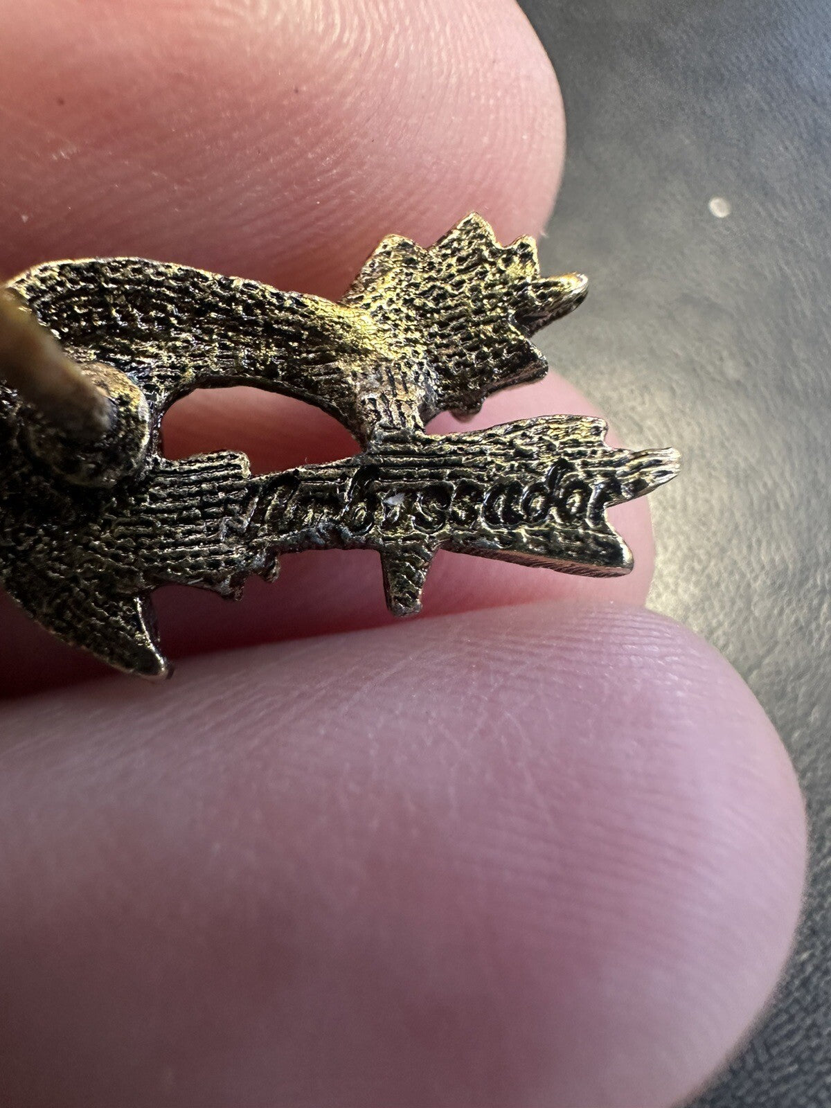 VTG. AMBASSADOR GREEN CABOCHON TEXTURED GOLD TONE ROADRUNNER BIRD TIE TAC PIN